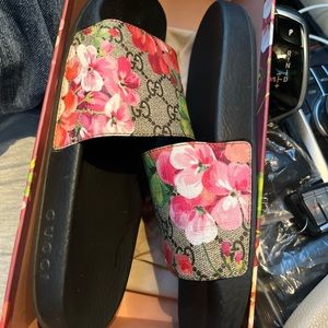 Gucci flip flops size 9